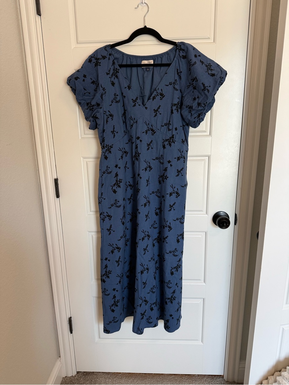 NWOT Universal Thread Blue Floral V-Neck Puff Sleeve Midi Dress